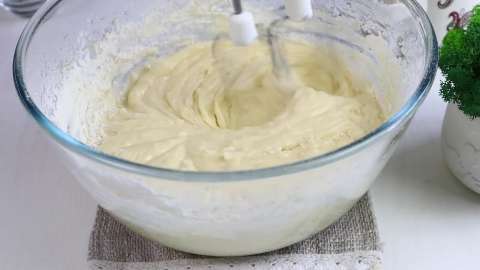 Кекс на сметане с кокосовой стружкой и изюмом
