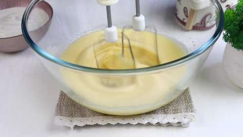 Кекс на сметане с кокосовой стружкой и изюмом