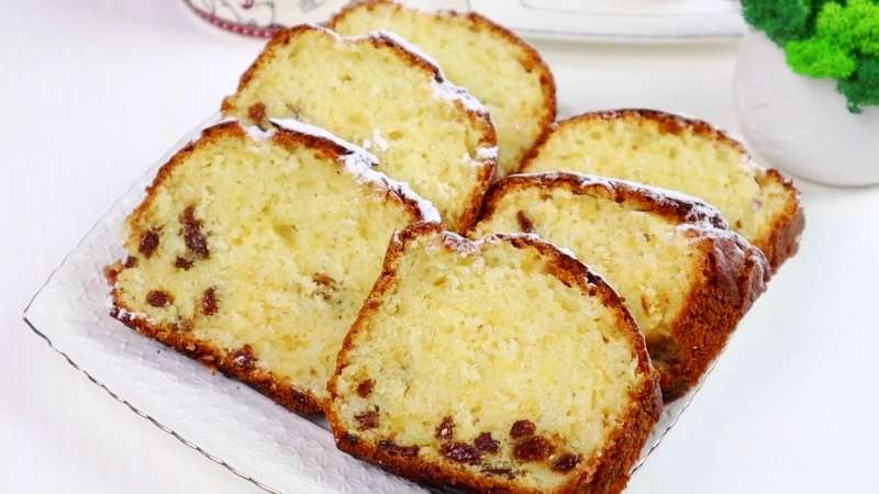 Кекс на сметане с кокосовой стружкой и изюмом