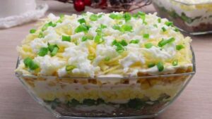 Салат с тунцом кукурузой сыром и яйцами Вивальди