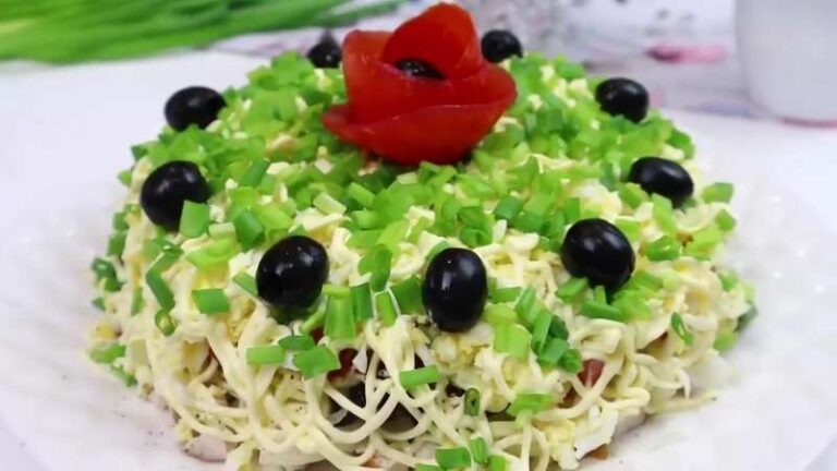Салат Камила: нежный слоёный салат с копчёной курицей и черносливом