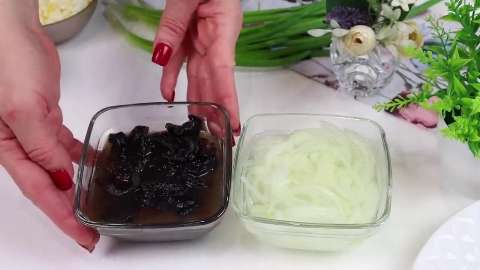 Салат Камила: нежный слоёный салат с копчёной курицей и черносливом