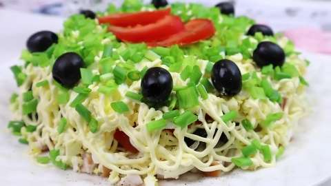Салат Камила: нежный слоёный салат с копчёной курицей и черносливом