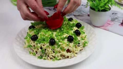Салат Камила: нежный слоёный салат с копчёной курицей и черносливом