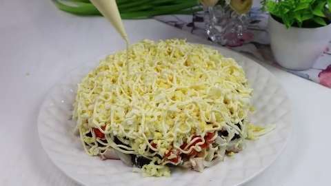 Салат Камила: нежный слоёный салат с копчёной курицей и черносливом