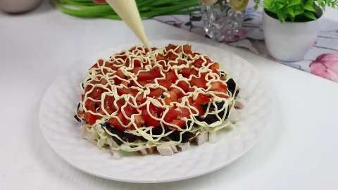 Салат Камила: нежный слоёный салат с копчёной курицей и черносливом