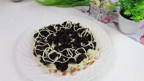 Салат Камила: нежный слоёный салат с копчёной курицей и черносливом