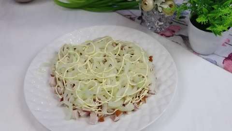 Салат Камила: нежный слоёный салат с копчёной курицей и черносливом