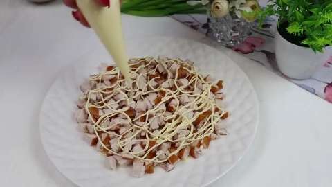 Салат Камила: нежный слоёный салат с копчёной курицей и черносливом