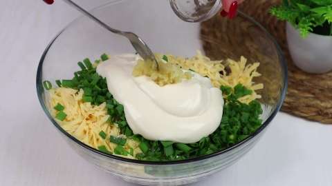 Салат “Нежный” из свеклы, яиц, сыра и чеснока