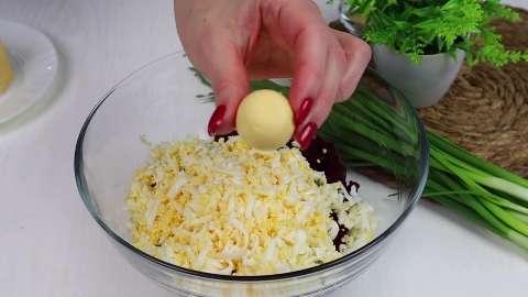 Салат “Нежный” из свеклы, яиц, сыра и чеснока