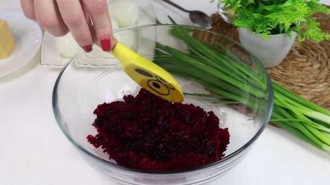 Салат “Нежный” из свеклы, яиц, сыра и чеснока