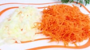 Морковь и лук нарезанные