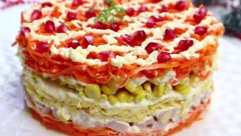 Праздничный салат Новогодний Каприз с апельсинами, копчёной курицей и корейской морковью