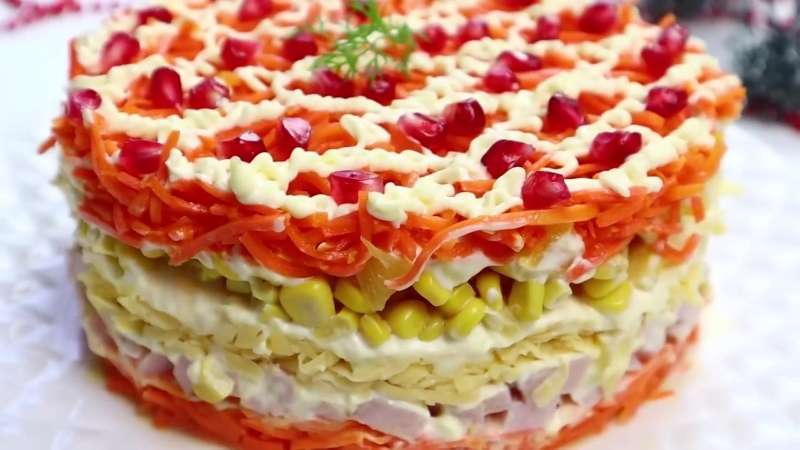 Праздничный салат Новогодний Каприз с апельсинами, копчёной курицей и корейской морковью