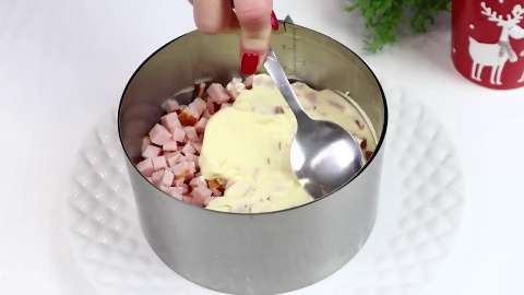 Салат Новогодний Каприз слой копчёной курицы