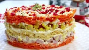 Готовый слоёный салат Новогодний Каприз с апельсинами и копчёной курицей