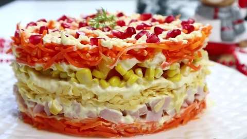 Готовый слоёный салат Новогодний Каприз с апельсинами и копчёной курицей