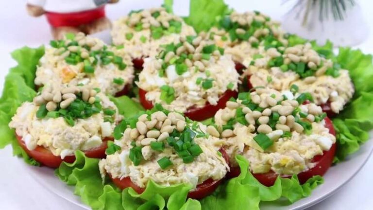 Закуска из помидоров с курицей и сыром