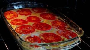 Куриное филе с помидорами запекается в духовке