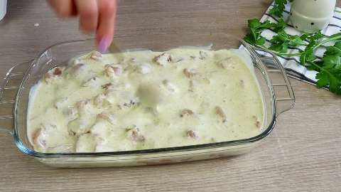 Куриное филе мясо в форме для выпечки залитое соусом