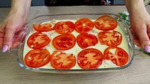 Куриное филе в форме с соусом с помидорами