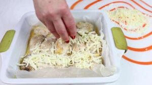 Куриные рулетики посыпанные сыром