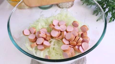 Лук репчатый нарезанный и сосиски