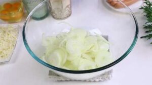 Нарезанный лук кольцами
