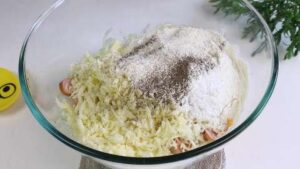 Луковая масса мука яйца соль перец