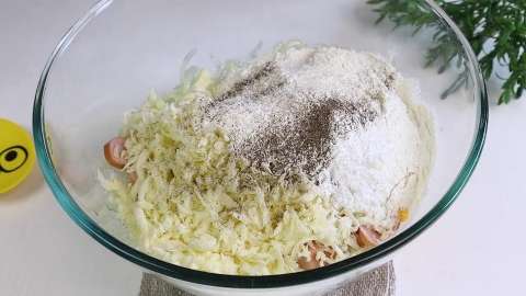Луковая масса мука яйца соль перец