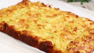 Рецепт быстрого и вкусного лукового пирога «Проще простого»: всё смешали и в духовку