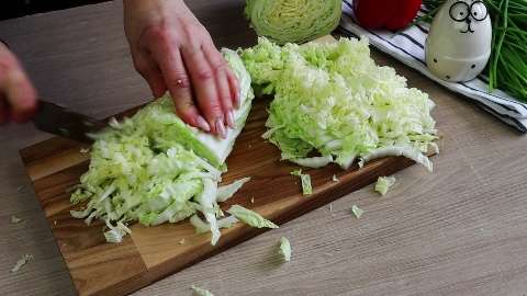 Лёгкий, хрустящий, вкусный салат-пикник.Готовится 5 минут, съедается еще быстрее.