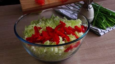 Лёгкий, хрустящий, вкусный салат-пикник.Готовится 5 минут, съедается еще быстрее.