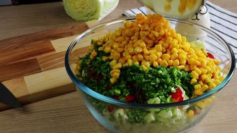 Лёгкий, хрустящий, вкусный салат-пикник.Готовится 5 минут, съедается еще быстрее.