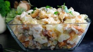 Готовый салат с куриным филе ананасами и сухариками