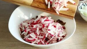 Нарезанный редис соломкой