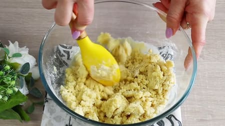 Просеиваем 200 г муки. Добавляем растопленное сливочное масло (80 г) и разрыхлитель (1,5 ч.л.). Лопаткой перемешиваем