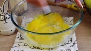 Взбитые яйца и сахар