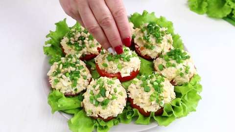 Праздничная закуска из помидоров с курицей и сыром