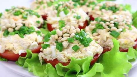 Праздничная закуска из помидоров с курицей и сыром