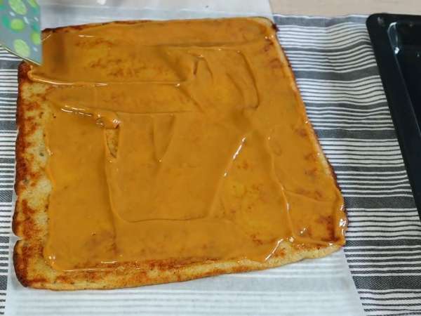 Банановый рулет без яиц со сгущенкой