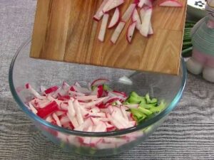салат с редисом, колбасой, свежим огурцом