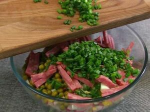 салат с редисом, колбасой, свежим огурцом и горошком