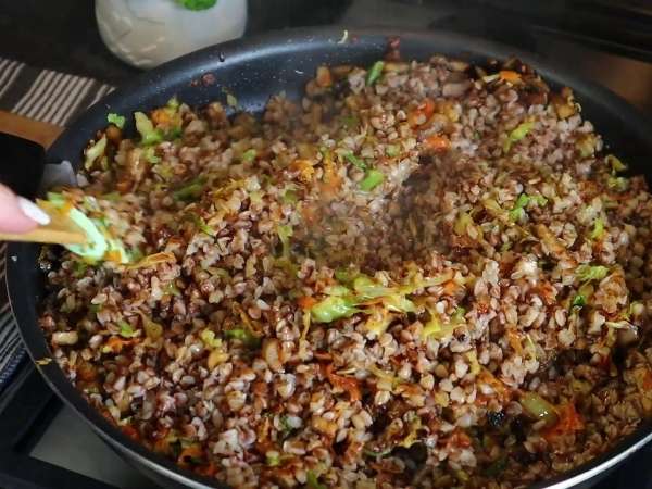 Гречка с грибами и капустой на сковороде