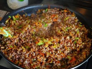 Гречка с грибами и капустой на сковороде