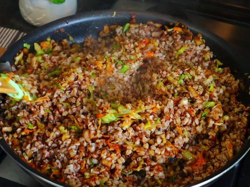 Гречка с грибами и капустой на сковороде