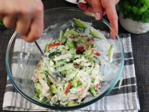 Нежный крабовый салат с плавленым сыром и огурцом