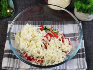 Нежный крабовый салат с плавленым сыром и огурцом