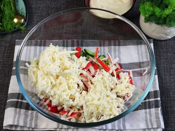 Нежный крабовый салат с плавленым сыром и огурцом